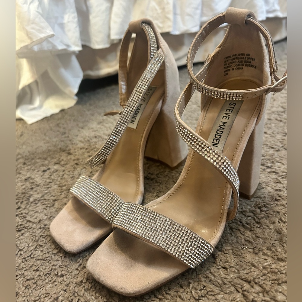 Worn once for homecoming!! I love these but I have no were else to wear them 🙃
